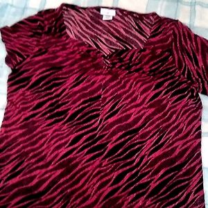Fushia and Black Printed Keyhole Top. Like new!